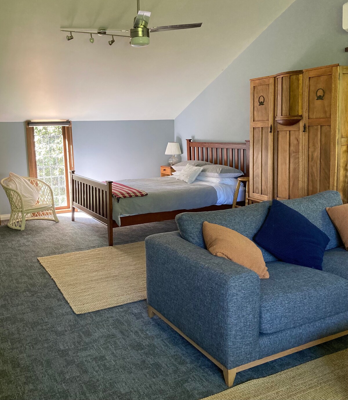 อพาร์ทเมนท์สตูดิโอขนาดกว้างขวางพร้อมห้องครัวแบบซ่อนตัวและเครื่องซักผ้าและห้องน้ำแยกต่างหาก