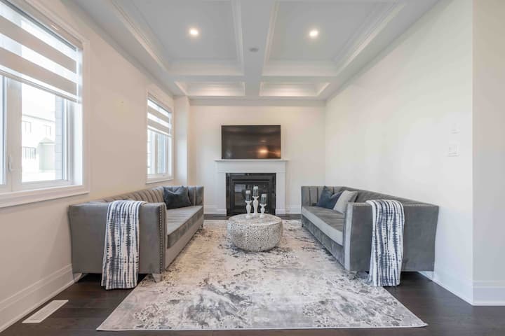 Modern 3800 Sq Of Luxury 4 Bedroom 3.5 Bathrooms - Toronto