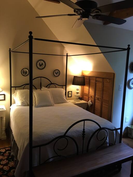 #1. Queen size bedroom with bath & TV