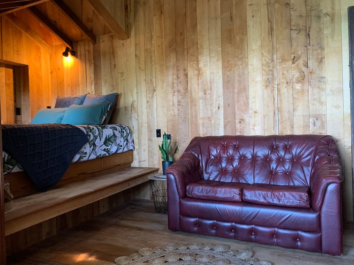 Beautiful Treehouse Hut Right By The Beach - Wellington, New Zealand
