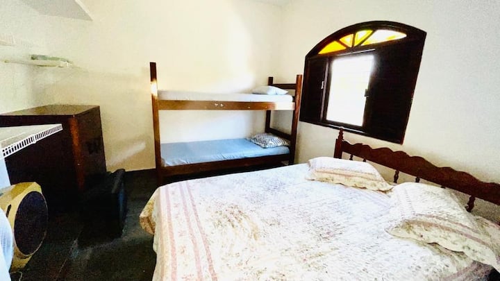 Chambre 3 située à l'étage, avec une belle vue sur l'arrière de la maison, composée d'un lit double, d'un lit superposé et d'un lit coulissant simple plus un placard et des étagères pour les vêtements et ustensiles personnels