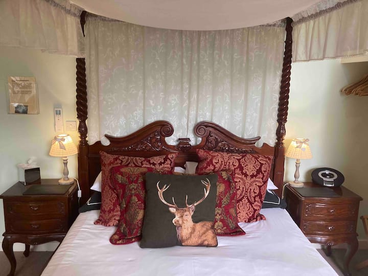 Deluxe Four Poster Room | The Quies Hotel - Newquay