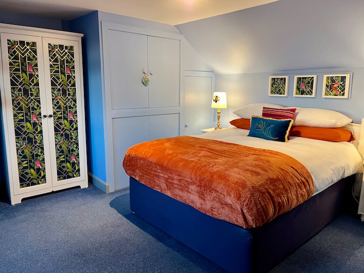 Izba s manželskou posteľou King na poschodí.