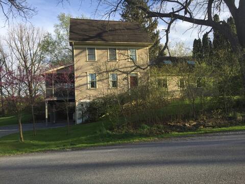 Beautiful Country Home -  10 Minutes to Stadium