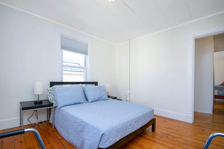 舒适，第三间卧室略小。