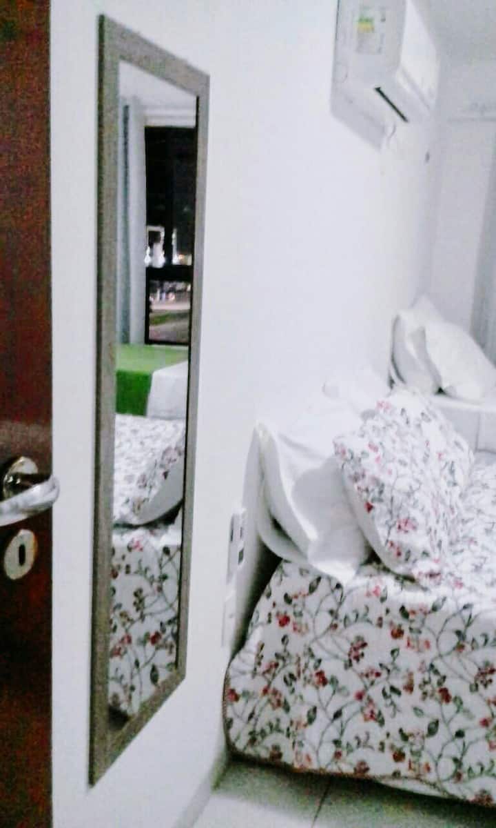 01 lit double, 01 lit simple, oreillers, miroir