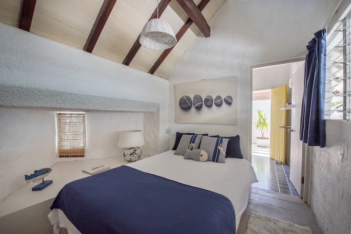 En suite Attic Guest Bedroom with veranda (4th bedroom) / Dormitorio del piso (4ª habitación) en suite con varangue privado