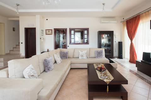 Top performing Airbnb: Luxurious Villa Kerezenia with private pool in Δήμος Καλαμάτας