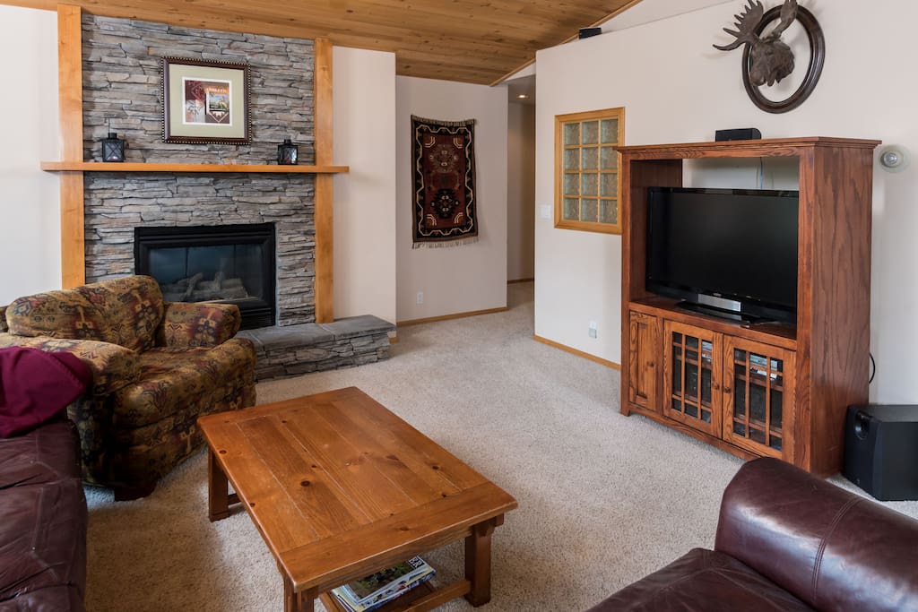 Living room with flat screen TV, cable, & BluRay player
