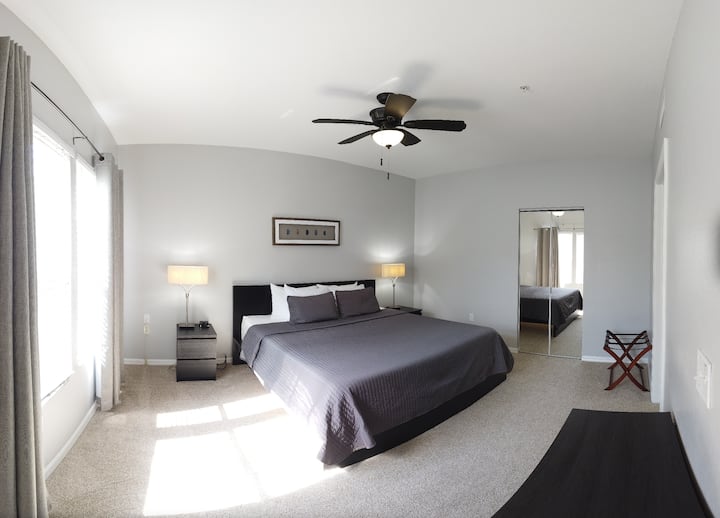 Dormitorio principal con una cama tamaño king.