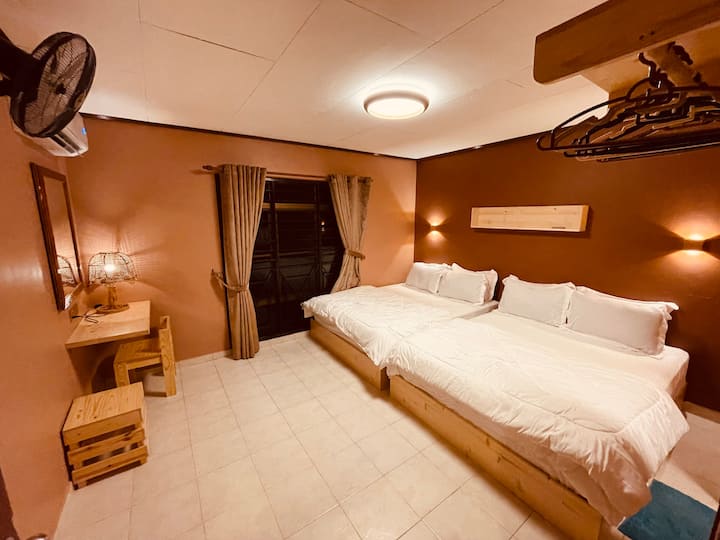 ¡Cada dormitorio cuenta con 2 camas de madera de pino tamaño queen fabricadas a medida y está lujosamente adornado con un colchón de muelles ultra cómodo de 12 pulgadas que te llevará a dormir en el momento en que te acuestes!