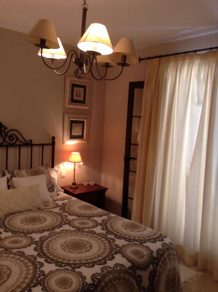 主卧配备1.35张床和带烧烤设施的露台