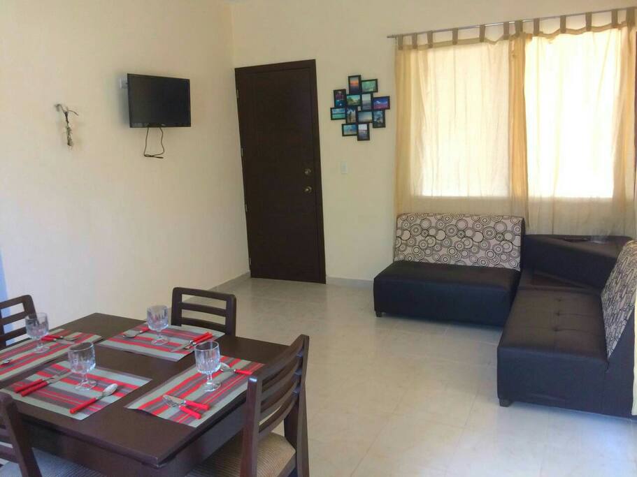 Comedor y TV con cable y abierta