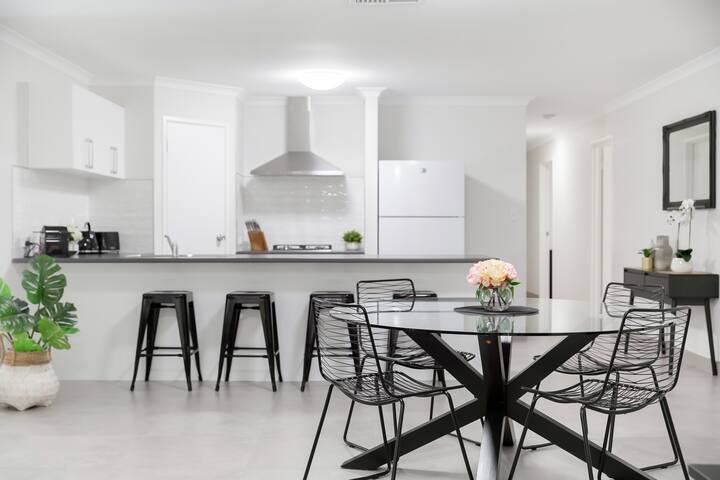 Luxurious home – river, Crown, Carousel & city