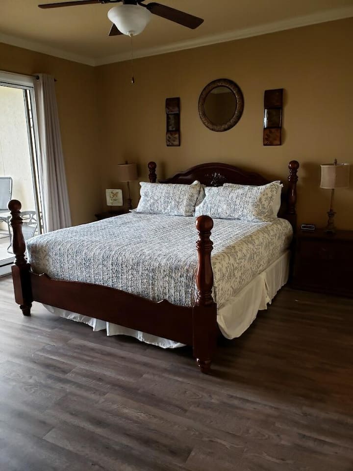 Kitanda cha ukubwa wa King katika chumba kikuu cha kulala