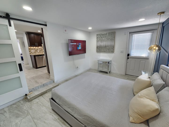 マスターベッド1は宿泊施設の裏側にあります