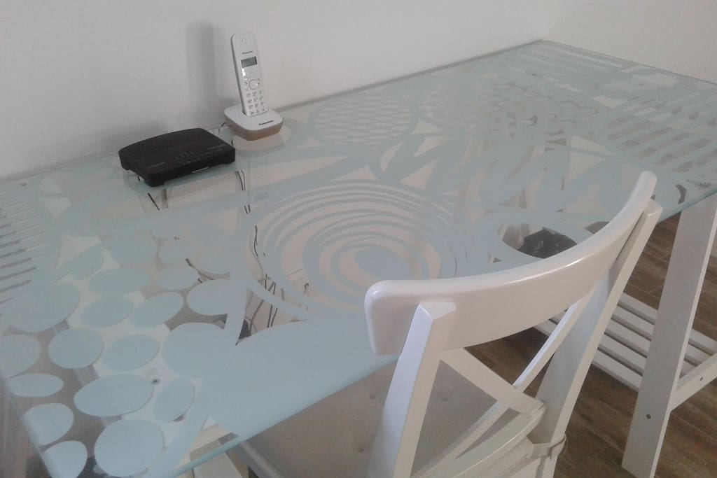 Grande scrivania per lavorare al pc