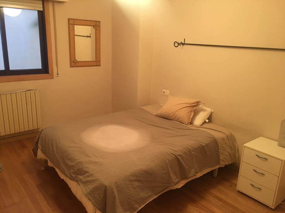 Dormitorio con cama de matrimonio y baño