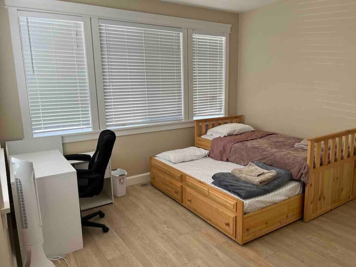 Ova dva jednostruka kreveta duga su 1,83 m