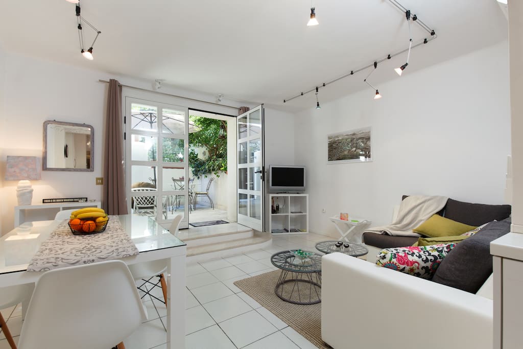 Living room with the look to the front yard