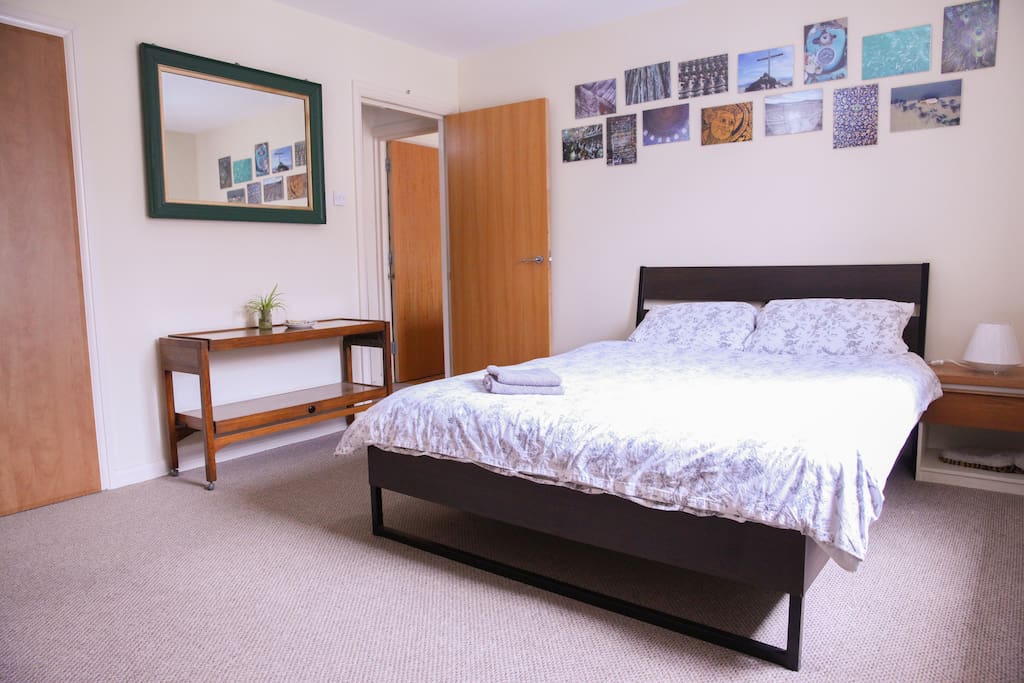Spacious master bedroom. Hotel quality linnen, towels and pillows. Hair dryer for each room. Cupboard space and black out curtains.