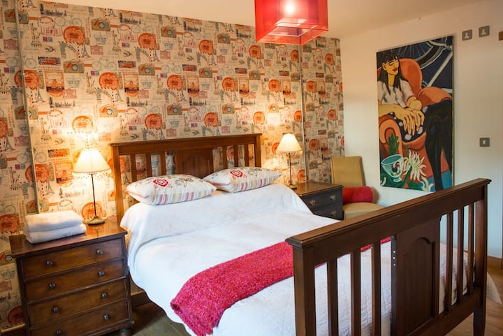 ศิลปะและงานฝีมือห้องอาบน้ำในตัวสองห้องและวิวสวน  ศิลปะโดยกระดาษติดผนังสโนว์และสไตล์วินเทจ