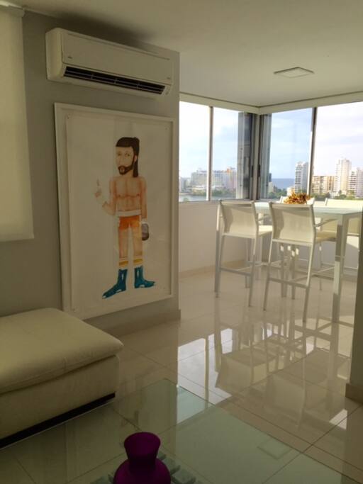 Walls with art and porcelanato floors.