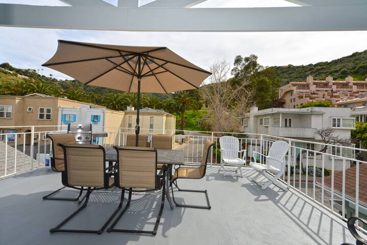 Two Story Family Home w/ Large Deck, WIFI, Close gallery image 3