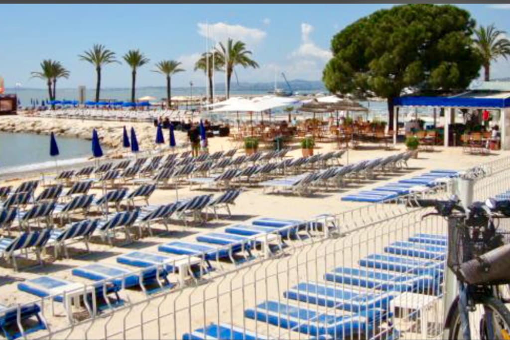 Hotel Hallyday Inn a 50m de la résidence avec sa plage privée (accessible à l'extérieur)
Tout au bout un ponton de loueur de jet ski, parachute ascensionnel, padlles...