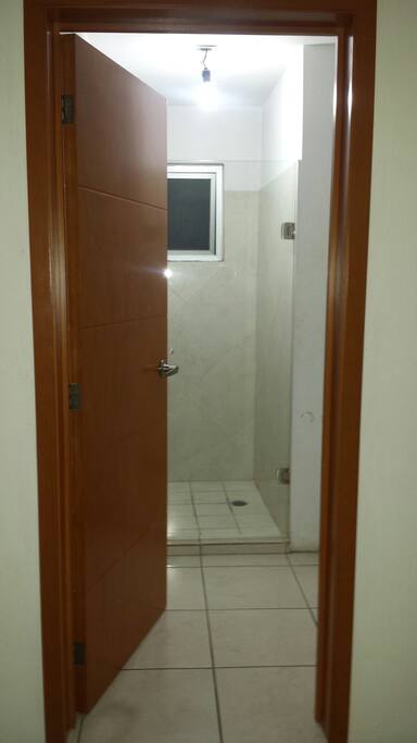 El baño es exclusivo de la habitación