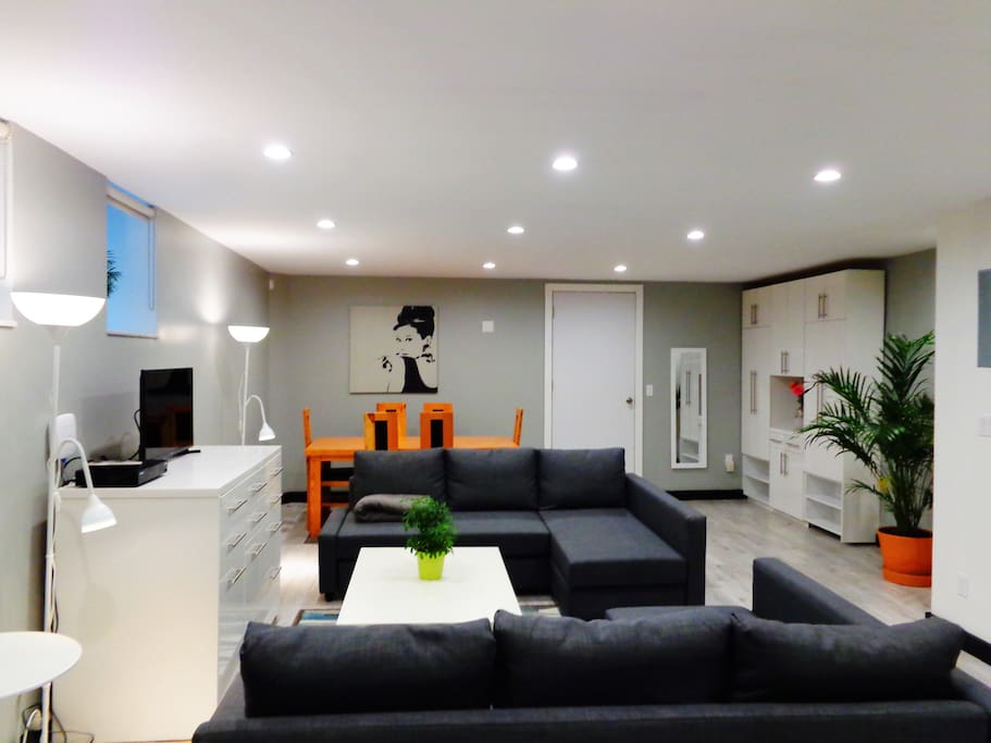 Living & Dining Area (2 queen-size sofa beds accommodate 4 guests)