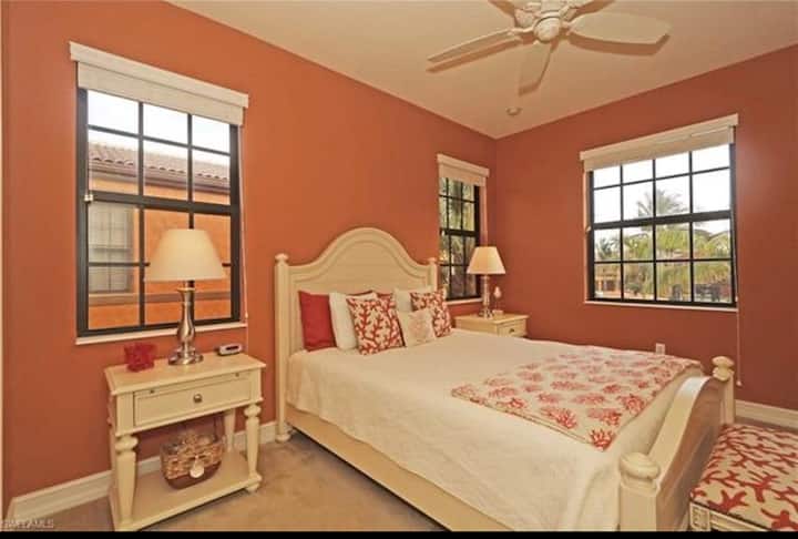 标准双人床卧室