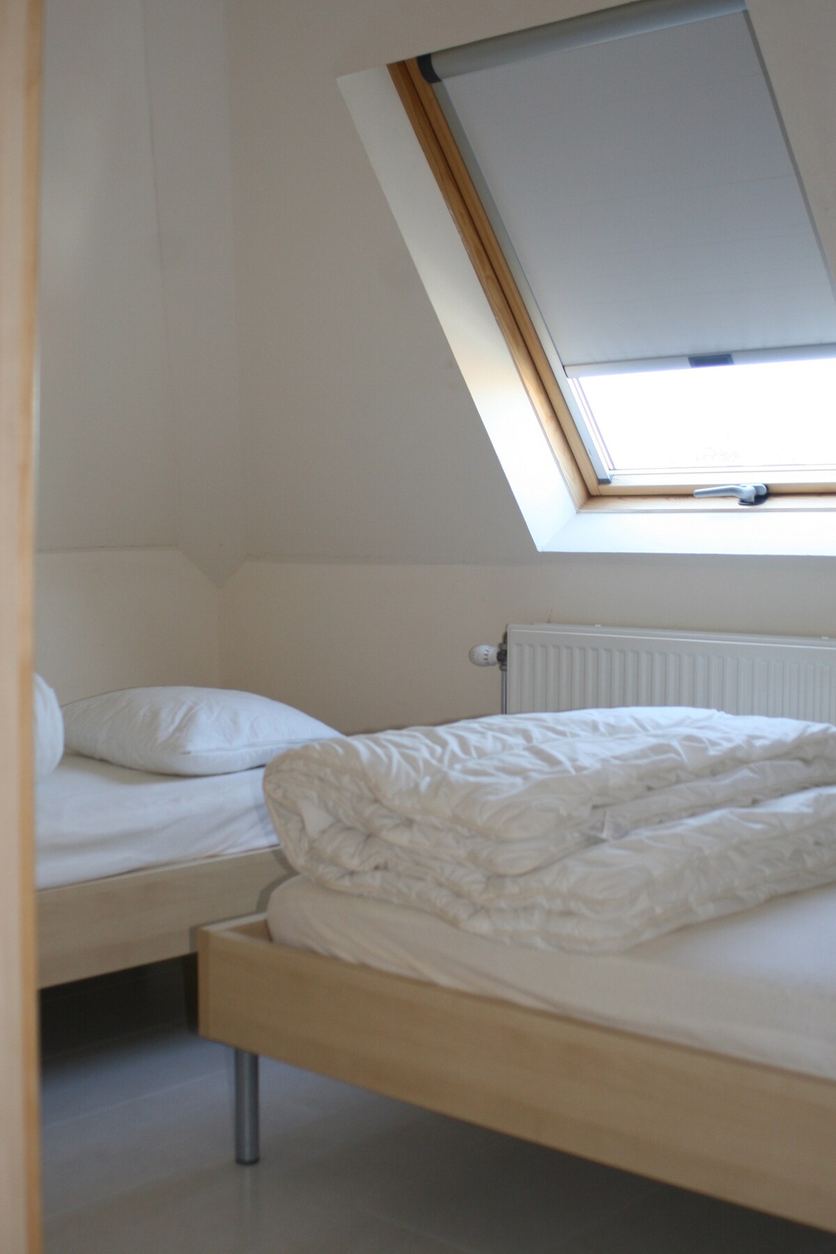 غرفة مزدوجة بسريرين مفردين