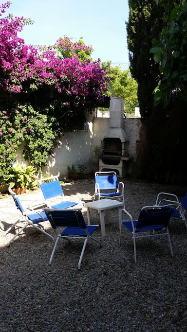 Zona ajardinada con barbacoa
