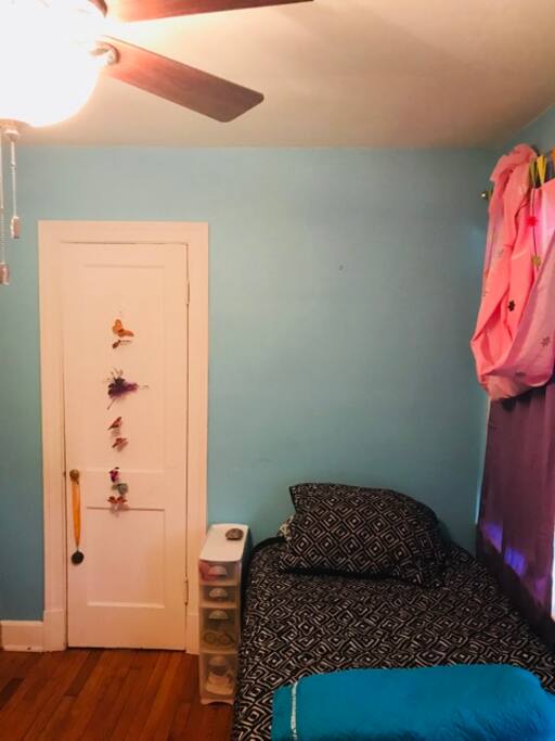 Single bed room (my daughter's room)