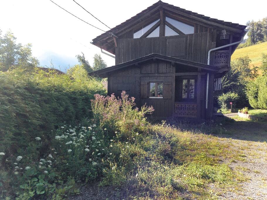 Chalet de charme (vue de la Moitié du chalet est à louer)