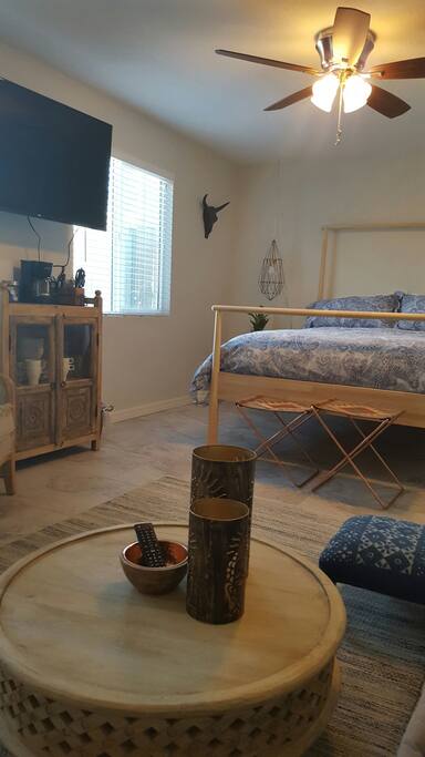 Queen bed, comfy sheets and down comforter