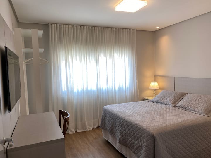 סוויטה מלאה, עם מיטת קווין סייז, טלוויזיה עם ערוצים פתוחים, מיזוג אוויר חם/קר, תריסים ופתחים אטומים לרעש. 