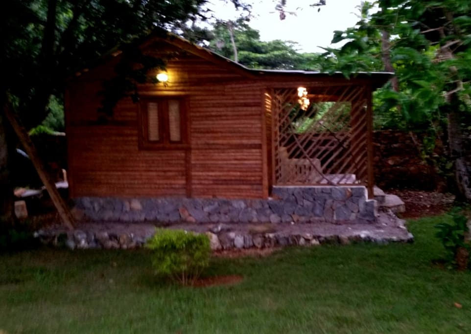 Bungalow traditionnel et bois naturel