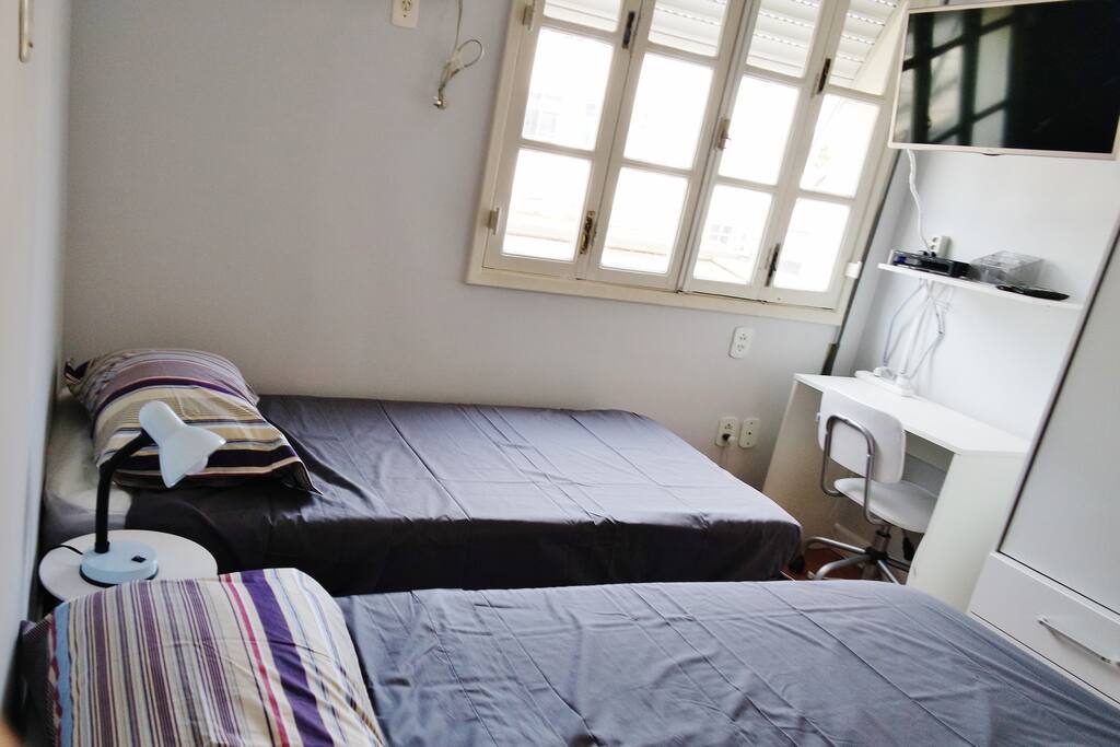 Quarto com as camas separadas (posso colocar as 2 camas juntas, como cama de casal)