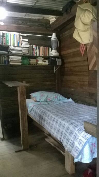 Quarto de uma casa minimalista, sabe? Aproveita-se cada espaço e otimiza-se a função de cada objeto, muitas vezes multiuso -- a cozinha é tão enxuta que 1 item eu precisei colocar lincima: vê o liquidificaMor ali? rs...