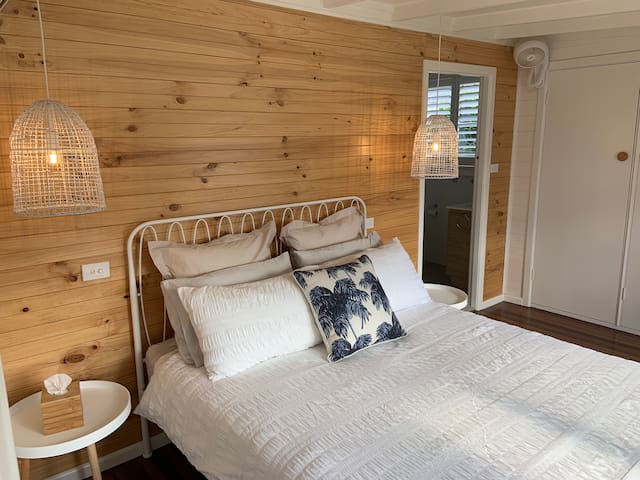 Boat & Crew – CBD location, 2.5 baths, pets