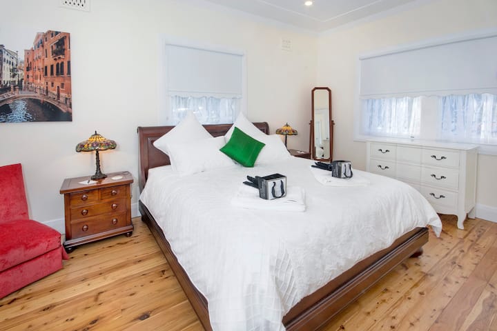 Main Bedroom with King Bed & Ensuite