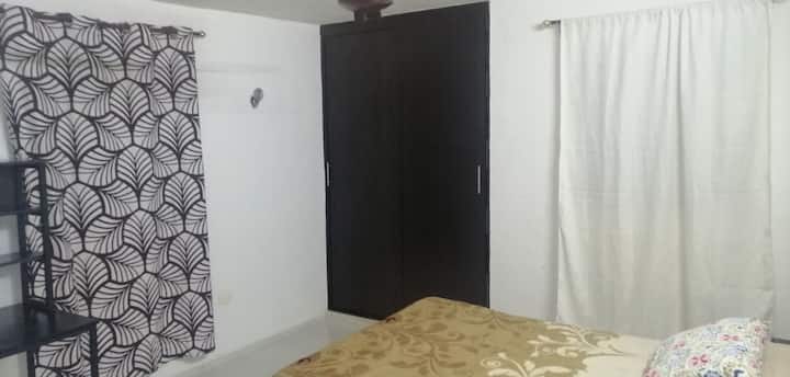 2号卧室，配备双人床、2个吊床、1个双人吊床、2个衣柜、书桌、2扇带遮光窗帘的窗户