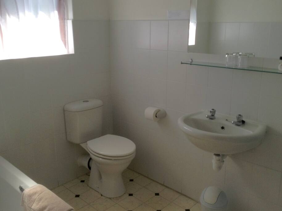 En-suite bath & shower