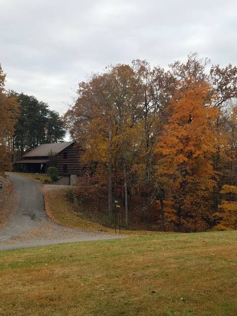 WALK TO WATER on Lake Cumberland with public dock.