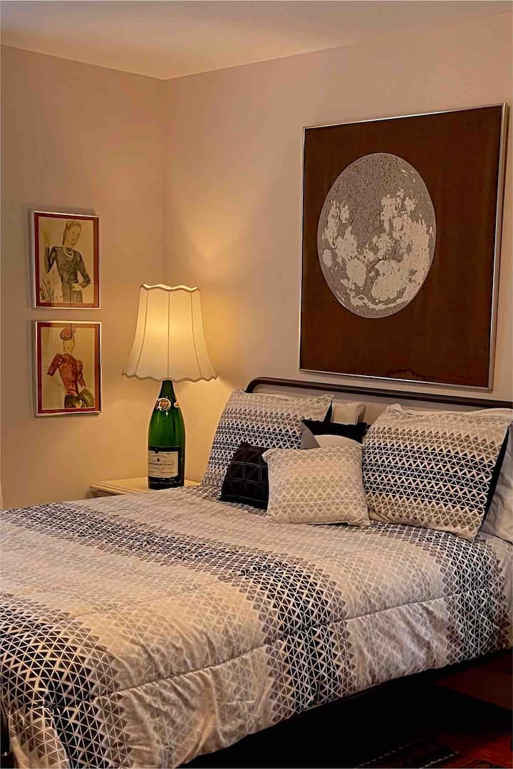 Брачен кревет (широк 180-220 см), огледало во полна големина, завеси за затемнување и паметен телевизор.  Оваа спална соба на приземјето има полица за багаж, скрин, плакар со закачалки и дополнителна постелнина. 