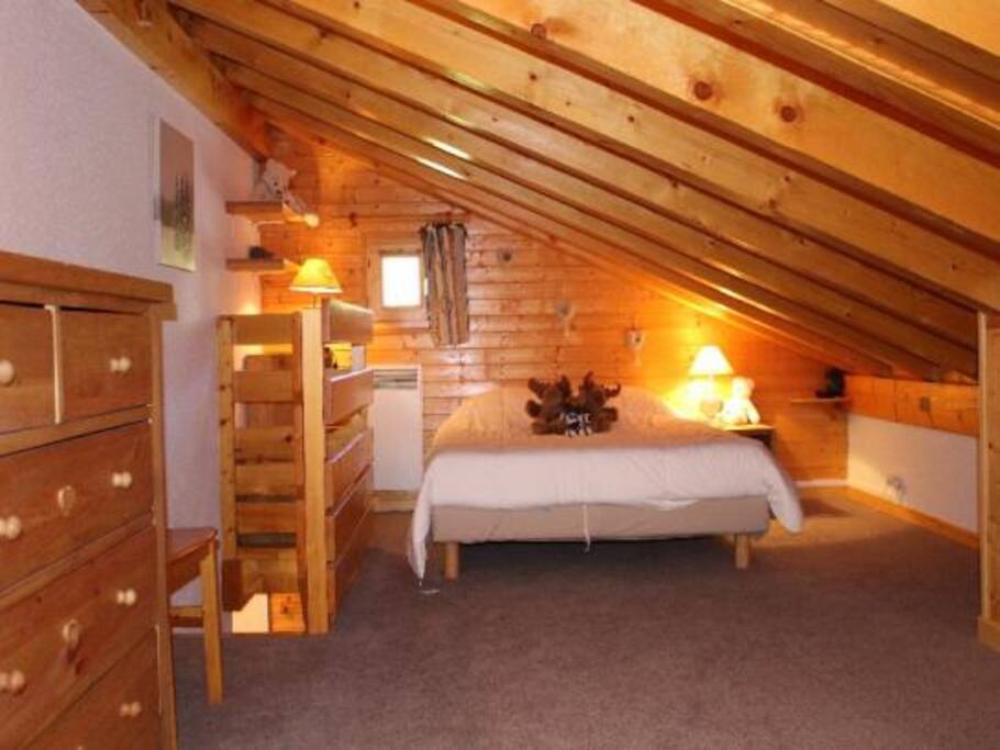 Mezzanine : nouvel aménagement avec deux lits simples/twin et un double. Rangements