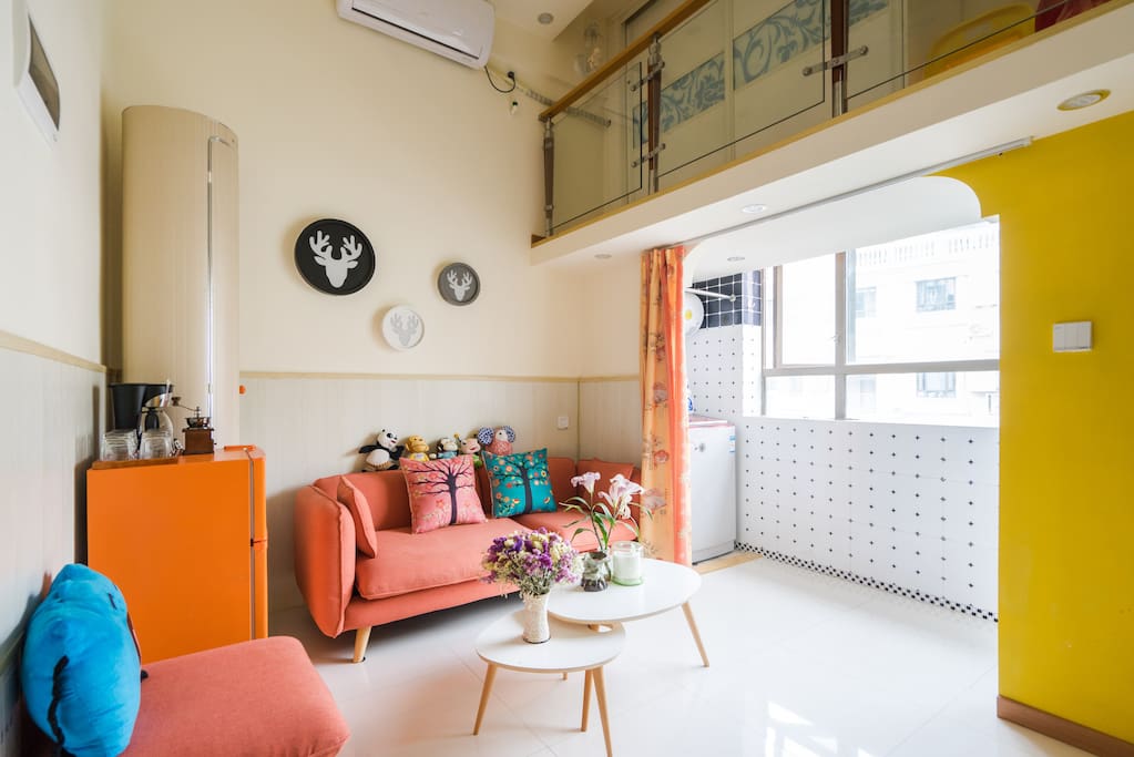 Comfortable, warm living room, a balcony with sunshine~
舒适又温馨的客厅,阳光充足带有内阳台