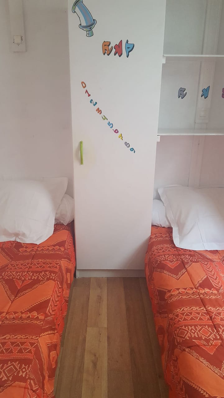 חדר שינה 2 .2 מיטות 90 ס"מ.